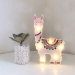 Applique murale lama amoureux avec ampoules à LED. Bonne qualité, à la mode, à côté d'une vase