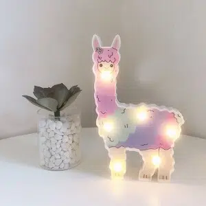 Applique murale lama mignon avec ampoule à LED. Bonne qualité, très original, à côté d'une vase