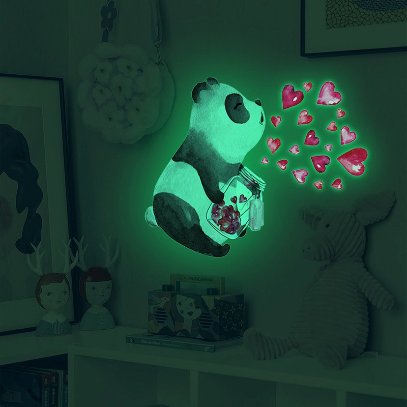 Autocollants muraux panda fluorescents. Bonne qualité et à la mode sur un mur dans une maison