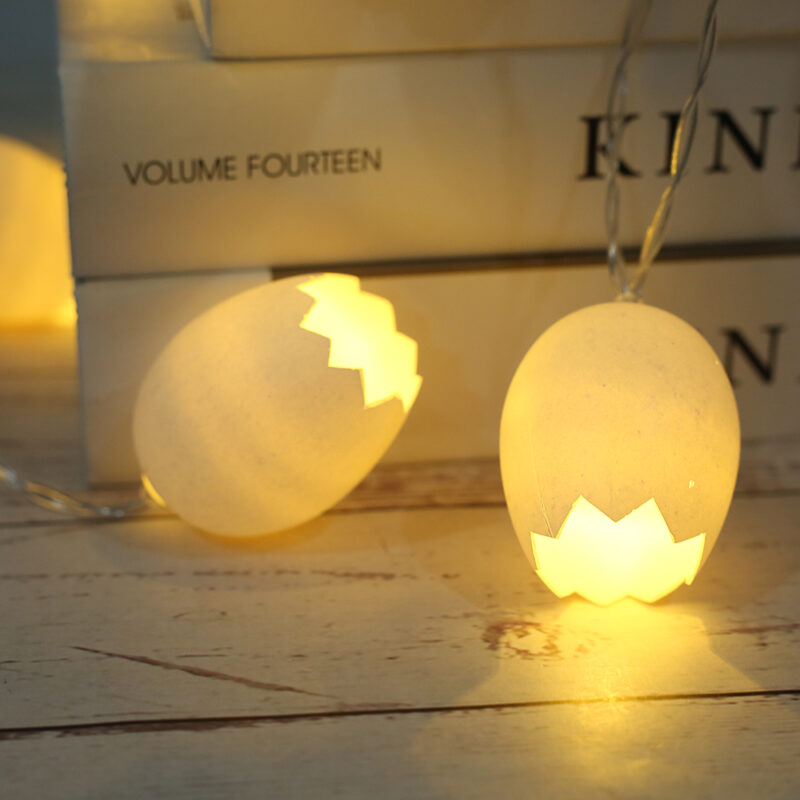 Guirlande lumineuse de veilleuses petits œufs. Bonne qualité et à la mode sur une table à côté de deux livres