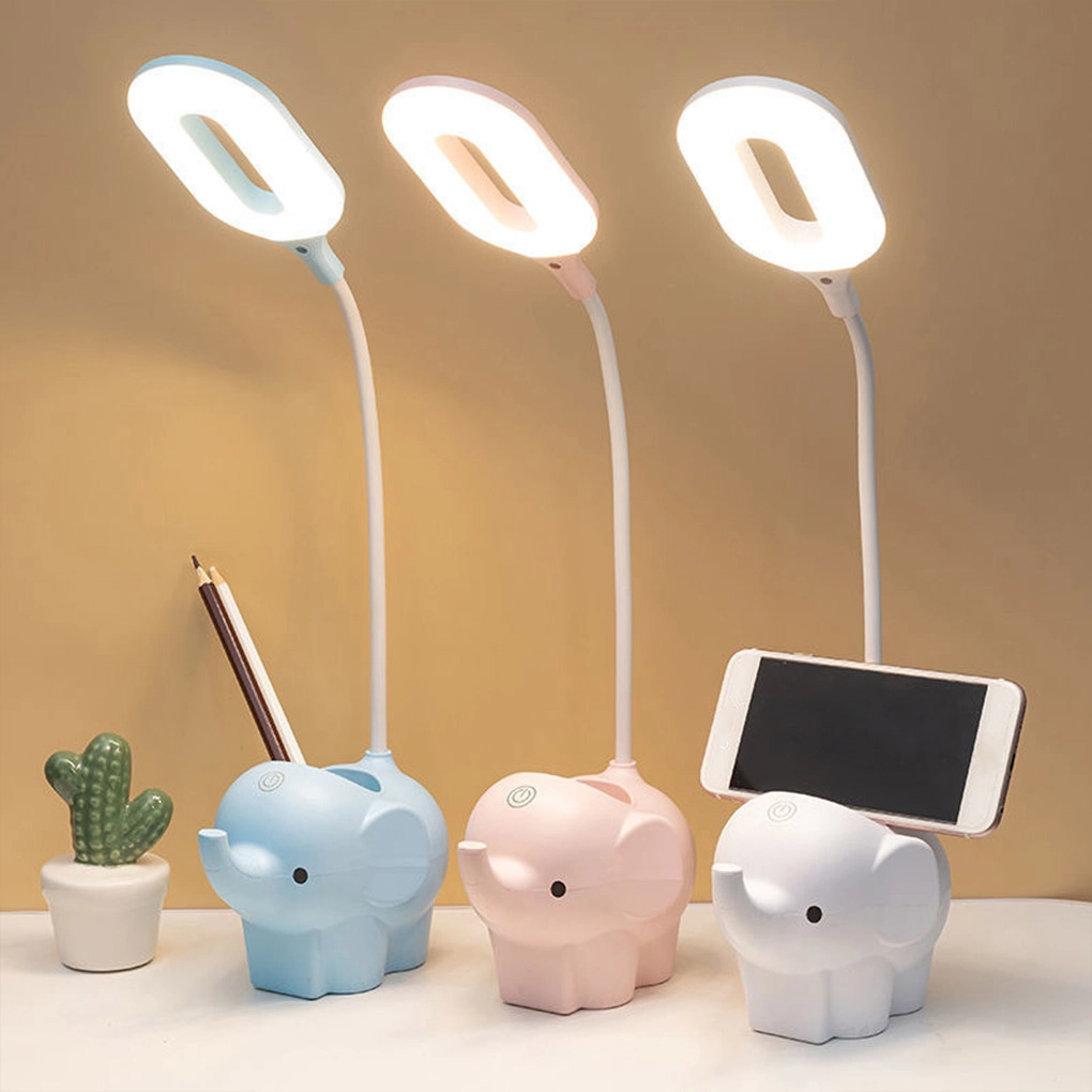 Lampe de Table créative à Led en forme d'éléphant. Bonne qualité et à la mode sur une table avec trois couleurs différentes à côté d'une vase dans une maison