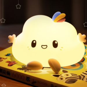 Lampe LED en forme de nuage avec capteur tactile. Bonne qualité et à la mode sur une table au dessus d'un livre dans une maison.