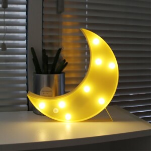 Applique murale lune avec ampoule à LED. Bonne qualité, original et très à la mode au-dessus d'une table dans une maison