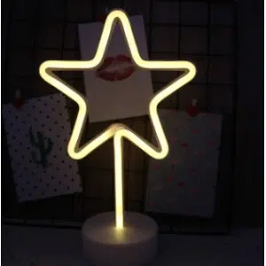 Lampe Led jaune forme étoile. Bonne qualité, original et très à la mode