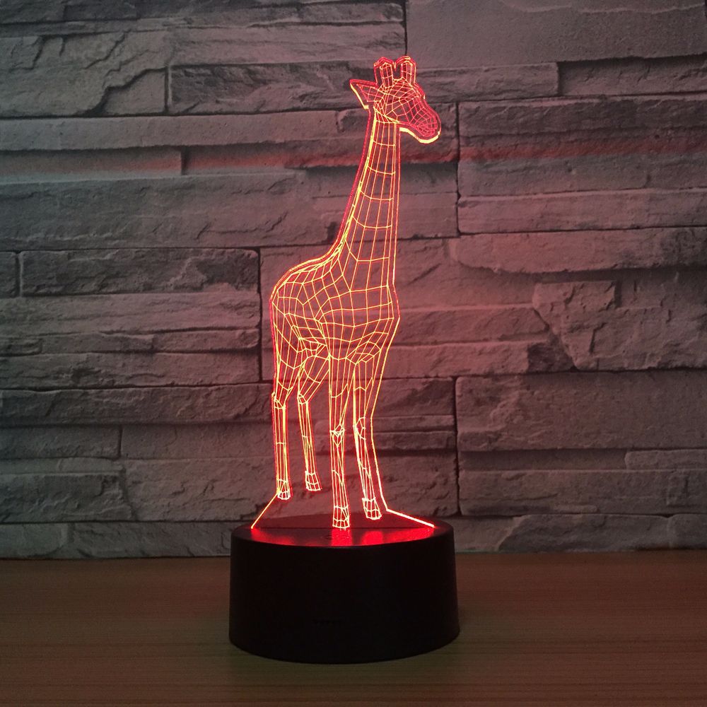 Lampe LED tactile en forme de girafe 3D. Bonne qualité et à la mode sur une table avec plusieurs couleurs différentes dans une maison