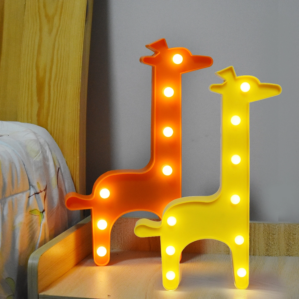 Lampe veilleuse LED à l'effigie d'une girafe. Bonne qualité et à la mode usr une table de nuit à côté d'un lit dans une maison