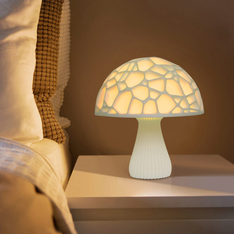 Lampe veilleuse led en forme de champignon. Bonne qualité et à la mode sur une table de nuit à côté d'un lit dans une maison