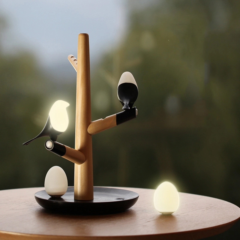 Lampe veilleuse LED œuf perché sur son arbre. Bonne qualité et à la mode sur une table.