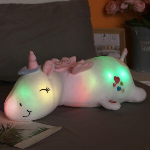 Peluche veilleuse licorne à lumière LED. Bonne qualité, et à la mode sur une table dans une maison