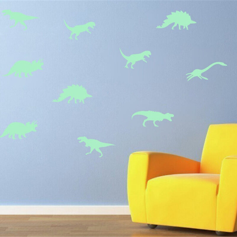 Veilleuse Autocollante dinosaures, fluorescents vert accrochée sur un mur au dessus d'une chaise dans une maison