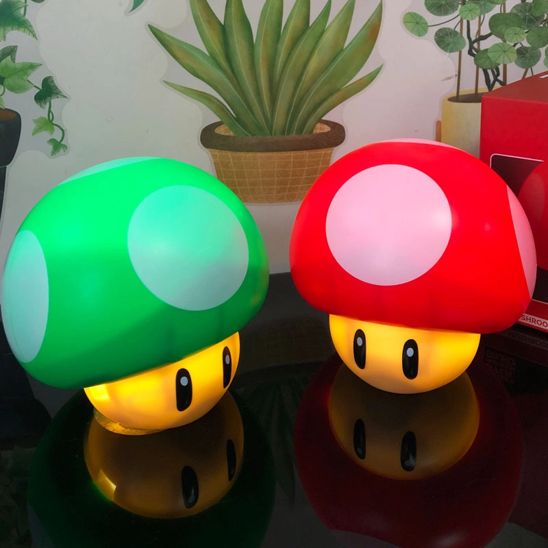 Veilleuse champignon Super Mario. Bonne qualité et à la mode sur une table à côté d'une vase avec deux couleurs différentes dans une maison