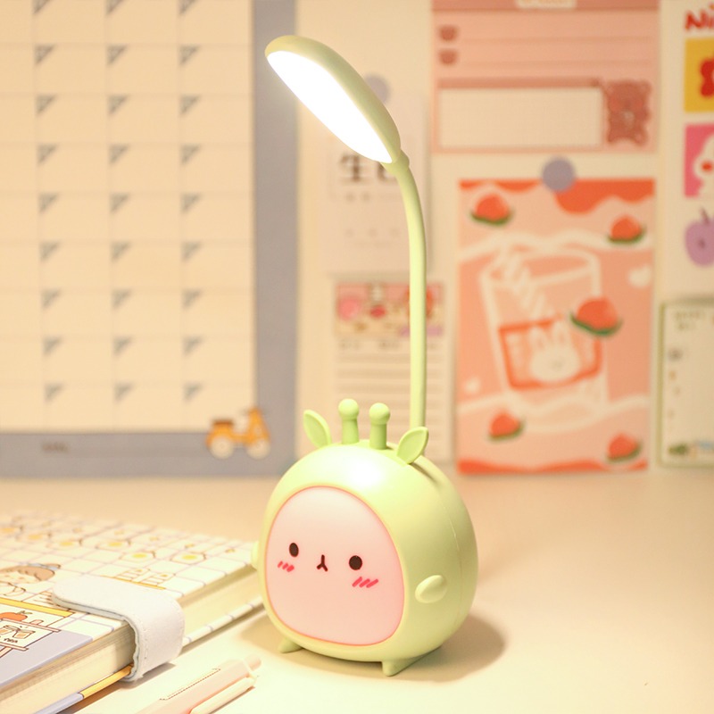 Veilleuse faon pour chambre à coucher d'enfant. Bonne qualité et à la mode sur une table avec une block note à coté