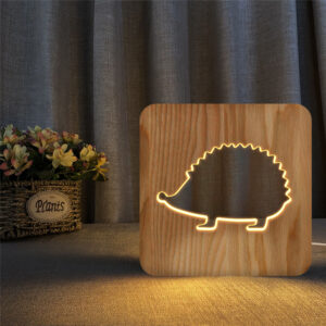 Veilleuse de chevet design en bois forme hérisson. Bonne qualité et à la mode sur une table dans une maison