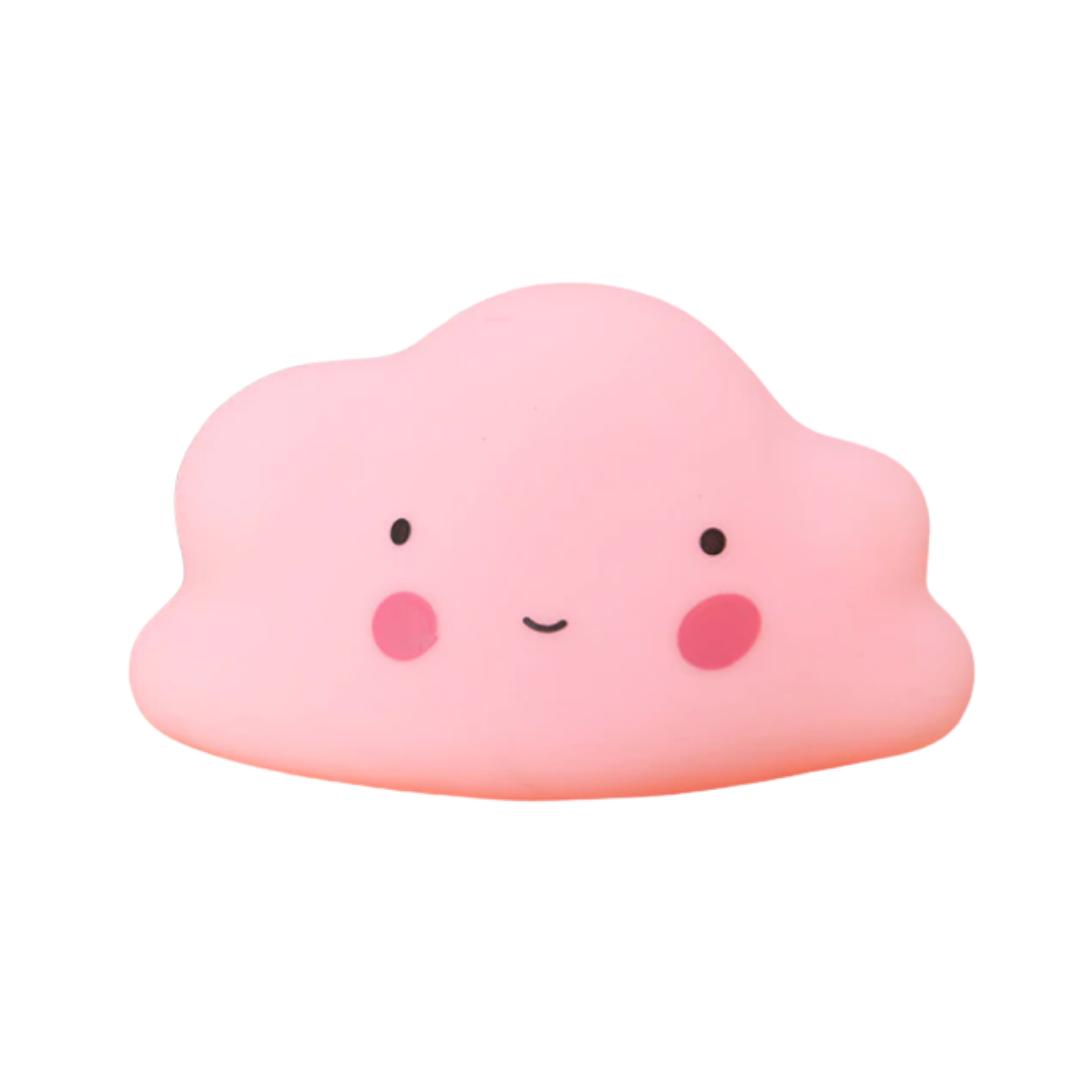 Petite veilleuse mignone en forme de nuage rose. Le nuage a des yeux une bouche et des pomettes rouges.