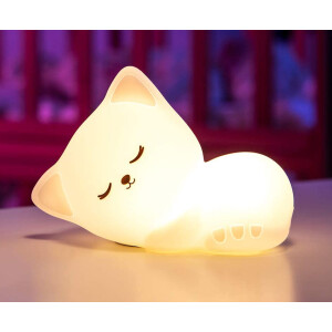 Veilleuse LED en forme de chat pour enfants. Bonne qualité et à la mode sur une table dans une chambre d'enfant.