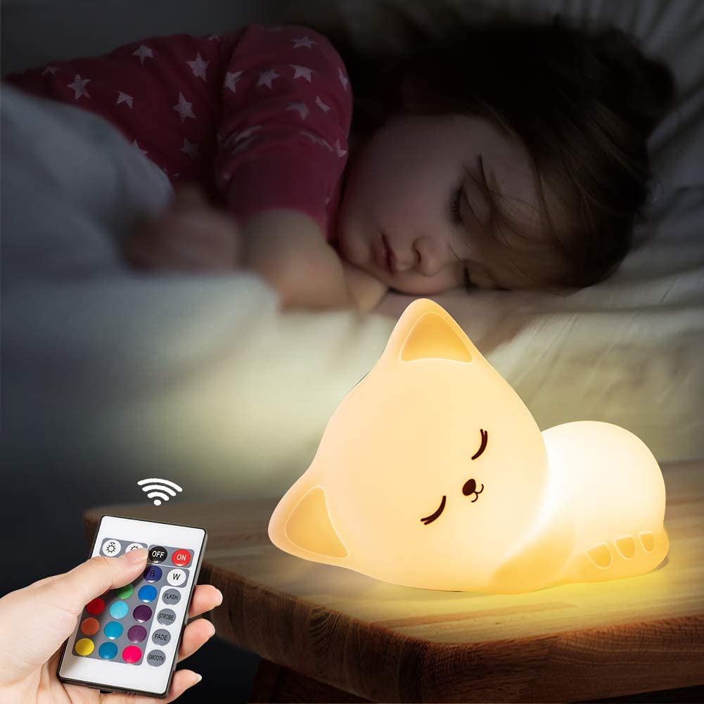 Veilleuse LED en forme de chat pour enfants. Bonne qualité et à la mode sur une table dans une chambre d'enfant.