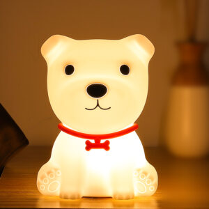 Veilleuse petit chiot pour bébé en silicone avec capteur et télécommande. Bonne qualité et à la mode sur une table dans une maison