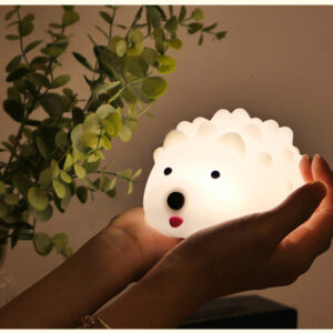 Veilleuse petit hérisson rechargeable en silicone souple pour bébé. Bonne qualité et très mignonne