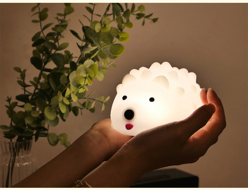 Veilleuse petit hérisson rechargeable en silicone souple pour bébé. Bonne qualité et très mignonne