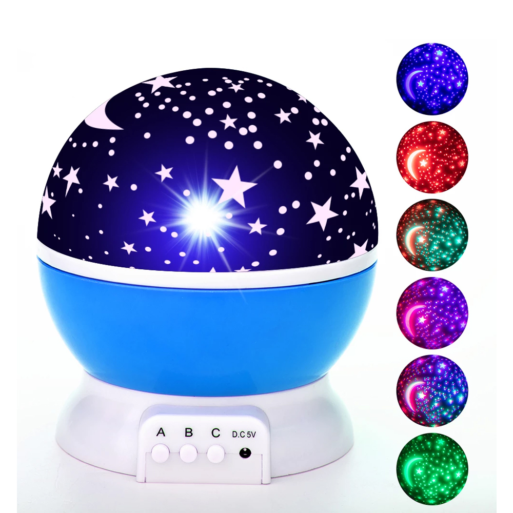 Veilleuse qui projete des etoiles sur le plafond. Il y a un socle blanc qui permet à la veilleuse de trouver sur elle-même. La veilleuse est ronde.