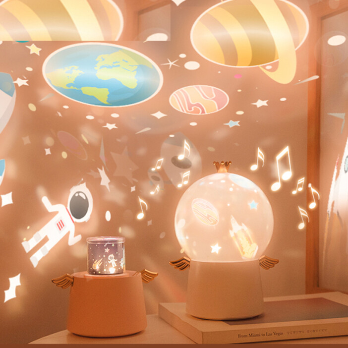 Veilleuse avec des motifs de l'espace. Planètes, astronautes, fusée... font partis des dessins représentés.