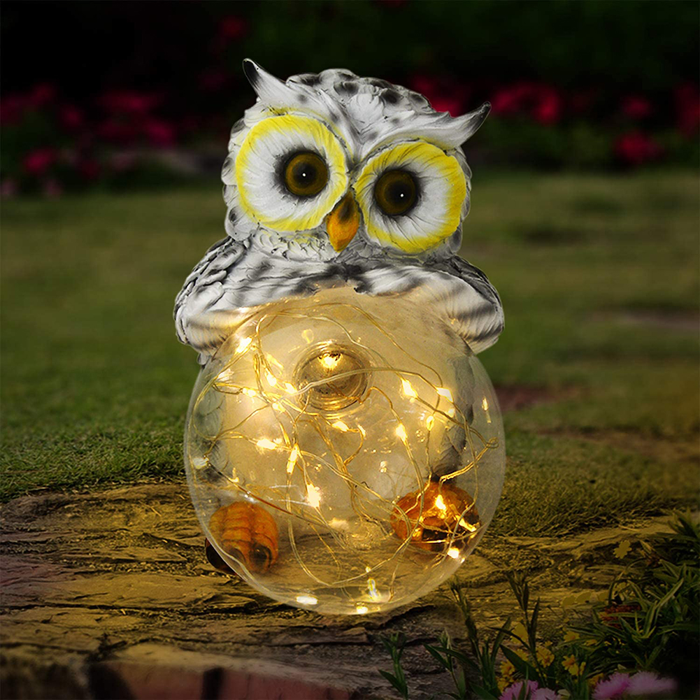 Veilleuse solaire boule lumineuse à LED avec décoration hibou. Bonne qualité et à la mode sur une table dans une maison