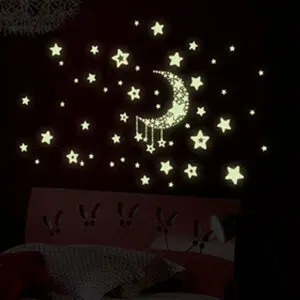 Autocollants muraux lumineux lunes et étoiles. Bonne qualité et à la mode au dessus d'un lit dans une maison.
