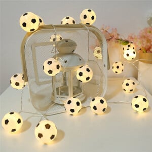 Guirlande lumineuse ballon de Football. Bonne qualité et à la mode sur une table dans une maison.