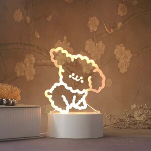 Lampe 3D Ours assis. Bonne qualité et à la mode sur une table à côté d'une livre dans une maison.