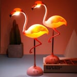 Lampe de chevet Flamant rose. Bonne qualité et à la mode sur une table dans une maison
