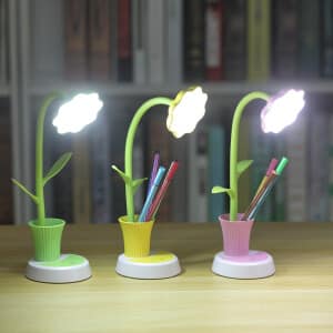 Lampe de chevet rechargeable en forme de fleur. Bonne qualité et à la mode sur une table avec plusieurs couleurs différentes dans une maison