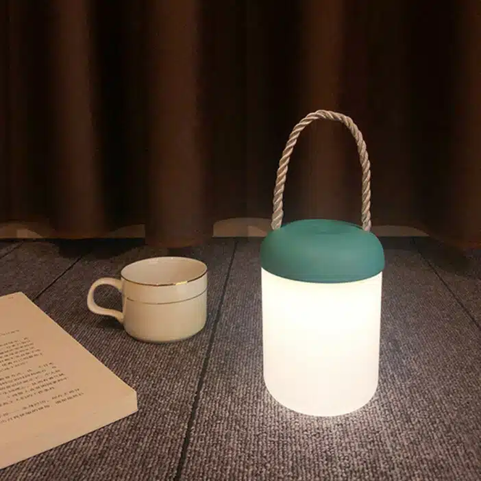 Lampe lanterne portable à intensité réglable. Bonne qualité et à la mode sur une table dans une maison.
