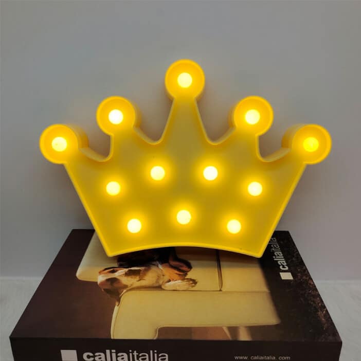 Lampe LED 3D en forme de couronne. Bonne qualité et à la mode au dessus d'un livre dans une maison