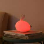 Lampe LED en forme de lapin coloré avec capteur tactile. Bonne qualité et à la mode au dessus des livres dans une maison