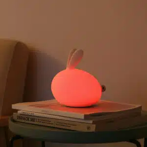 Lampe LED en forme de lapin coloré avec capteur tactile. Bonne qualité et à la mode au dessus des livres dans une maison