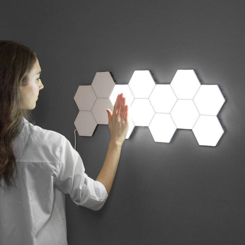 Lampe LED murale tactile hexagonale modulaire. Bonne qualité et à la mode accrochée sur un mur dans une maison