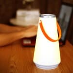 Lampe LED portable pour camping. Bonne qualité et à la mode sur une table dans une maison