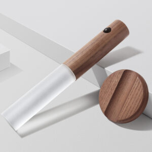 Lampe murale en bois. Bonne qualité et très pratique.