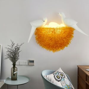 Lampe murale LED en forme de nid d'oiseau. Bonne qualité et à la mode accrochée sur un mur au dessus d'une table dans une maison