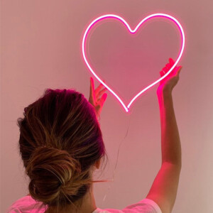 Lampe murale suspendue en forme de cœur. Bonne qualité et à la mode