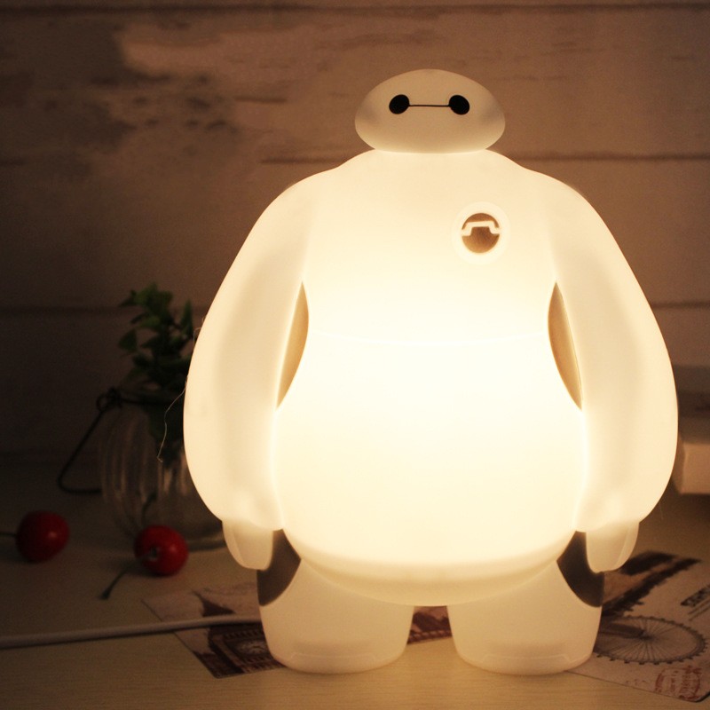 Lampe veilleuse LED à l'effigie de BayMax. Bonne qualité, à la mode, sur une table, dans une maison
