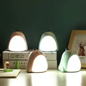 Lampe veilleuse LED en forme de dinosaure amusant. Bonne qualité et à la mode avec plusieurs couleurs différentes.