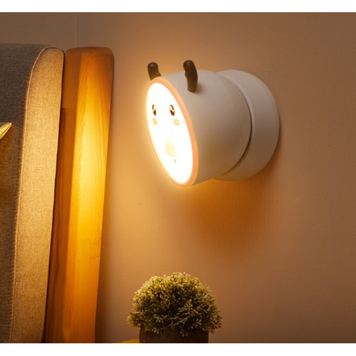 Lampe veilleuse LED tactile cerf. Bonne qualité et à la mode, accrochée sur un mur dans une maison