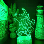 Lampe Veilleuse Pokemon la famille de Poussifeu. Bonne qualité et à la mode sur une table à coté d'une vase dans une maison.