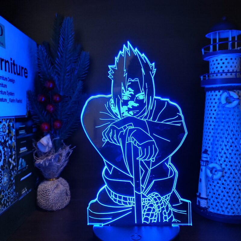 Lampe Veilleuse Sasuke Uchiha. Bonne qualité et à la mode sur une table dans une maison