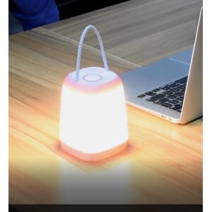 Lanterne nomade rechargeable Usb. Bonne qualité et à la mode sur une table dans à coté d'un ordinateur dans une maison.