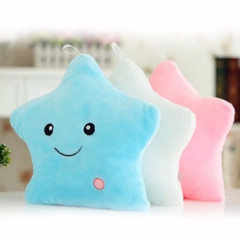 Oreiller en peluche lumineux et coloré en forme d'étoile. Bonne qualité et à la mode avec plusieurs couleurs différentes.