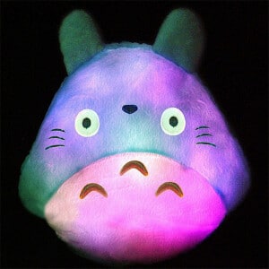 Peluche Totoro lumineux. Bonne qualité et à la mode.
