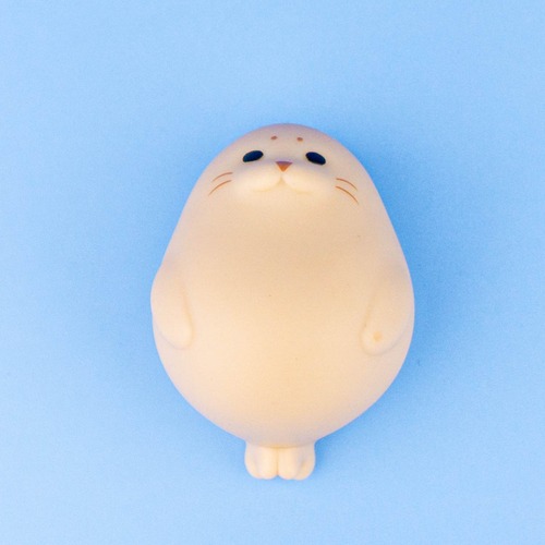 Petite veilleuse nomade en forme de phoque. Bonne qualité et à la mode