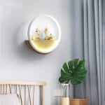 Veilleuse cerf murale en bois. Bonne qualité et à la mode. Accrochée sur un mur au-dessus d'une vase dans une maison